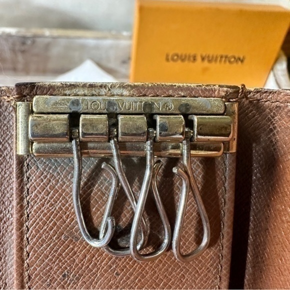 Louis Vuitton Monogram 4 ring key holder
*  *Guaranteed AUTHENTIC - Picture 12 of 12